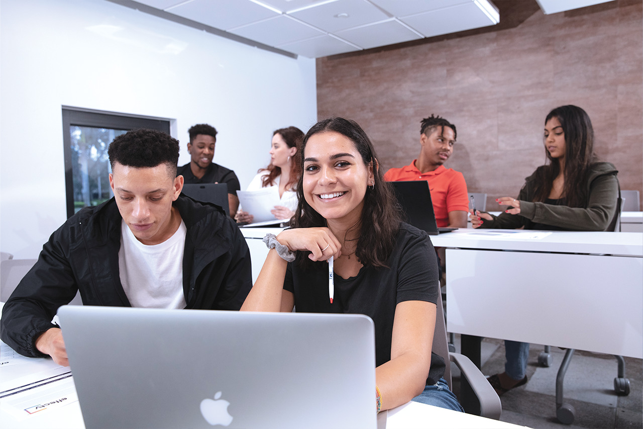 太阳城娱乐 SPA Students smiling in classroom