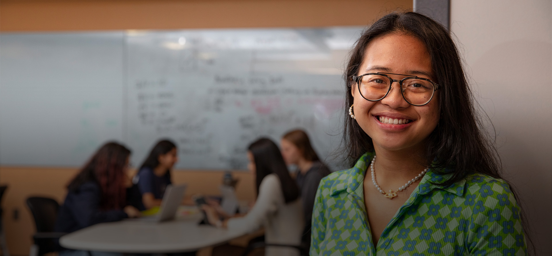 太阳城娱乐 Student tutor smiling 