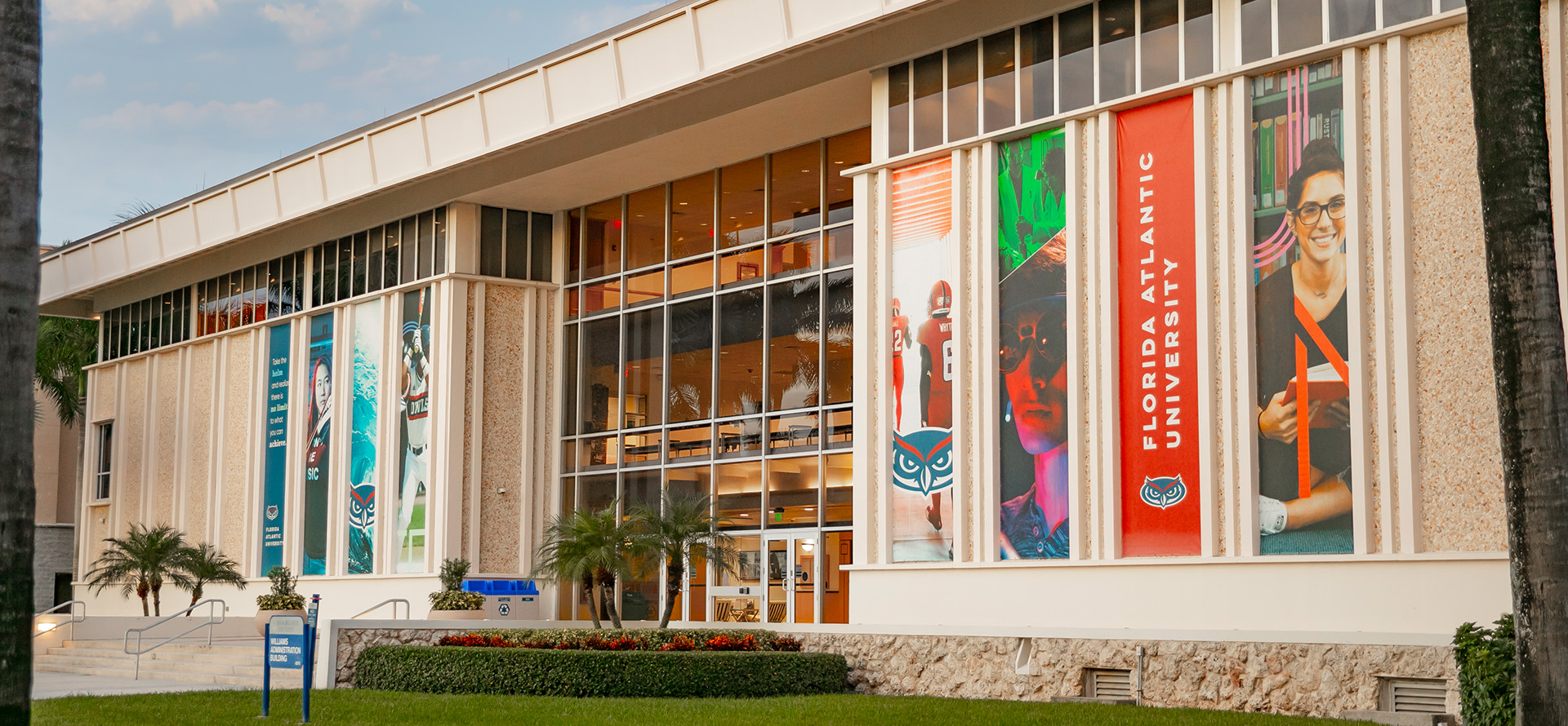 太阳城娱乐 Administration Building