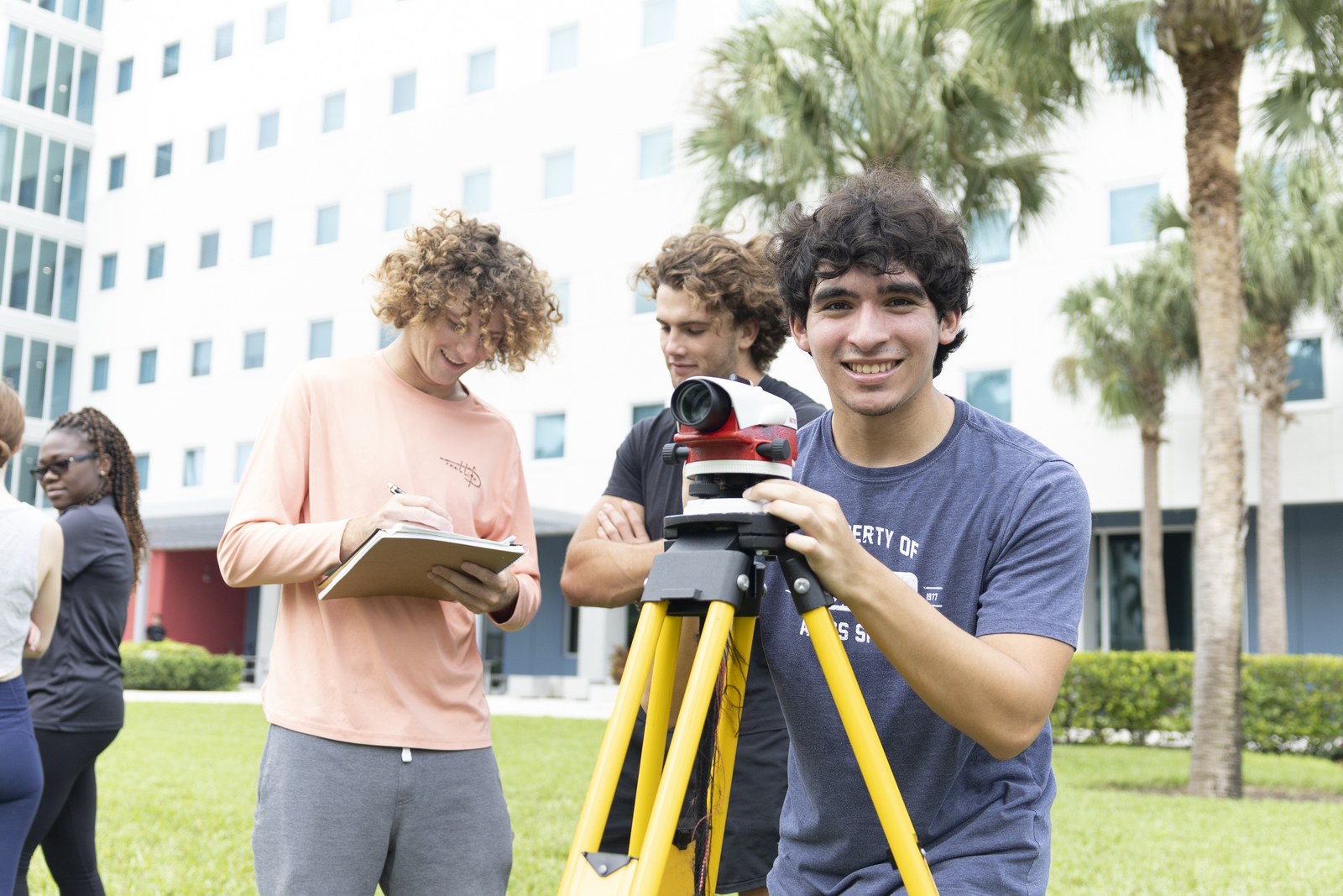 太阳城娱乐 engineering students and faculty outside campus building