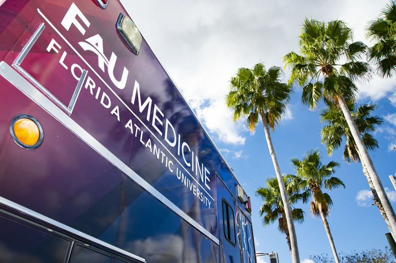 Picture of ambulance with 太阳城娱乐 branding