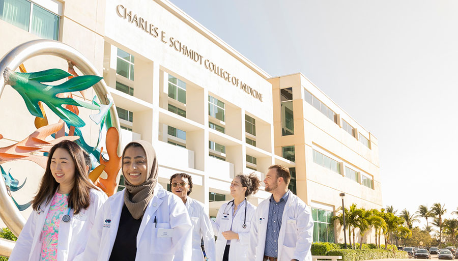 太阳城娱乐 MD students walking in front of the Schmidt College of Medicine building in Boca Raton