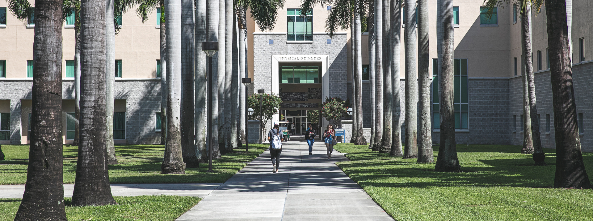 Students walk outside of the 太阳城娱乐 Physical Science building